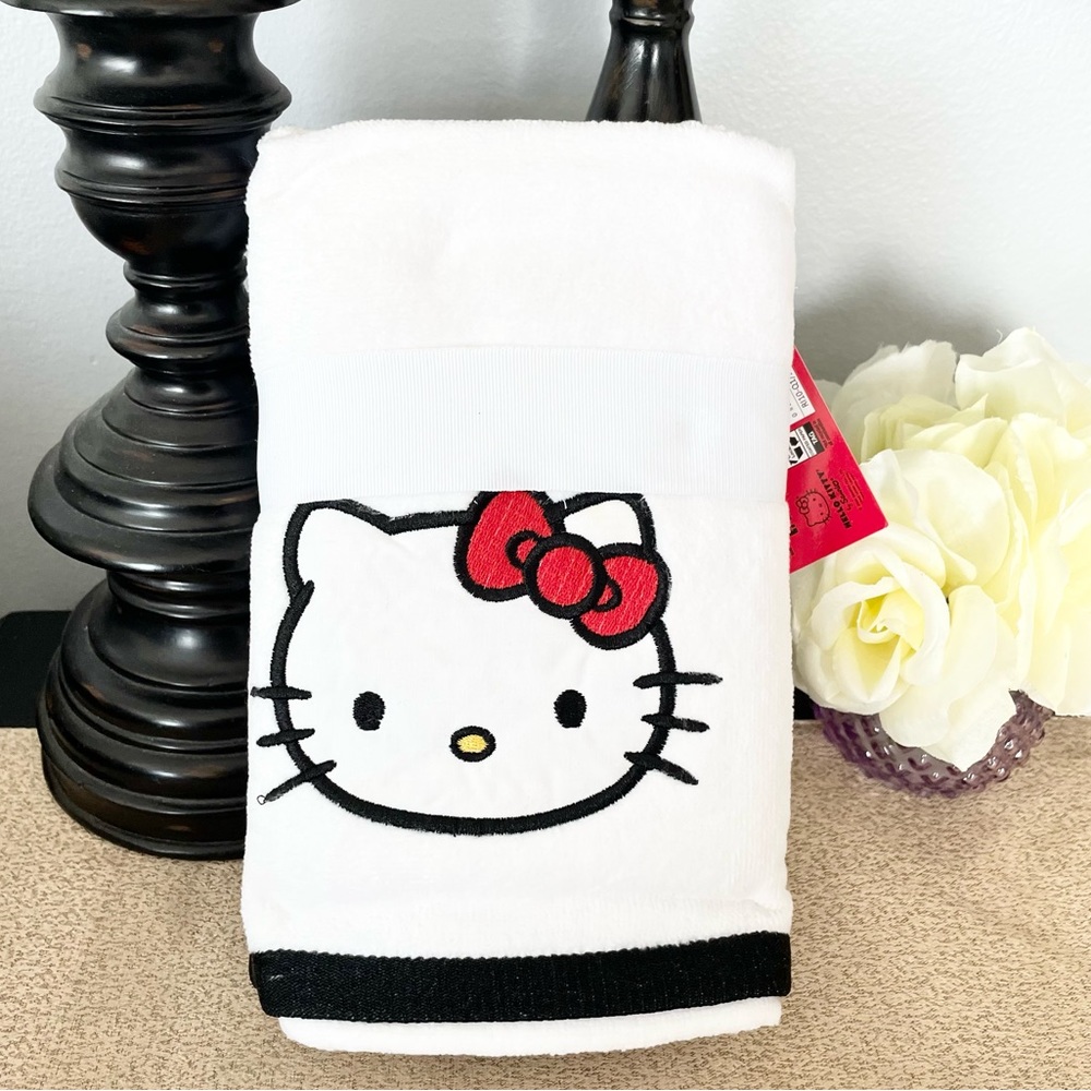 NWT Set of 2 HELLO KITTY Hand Towels - Picture 5 of 5